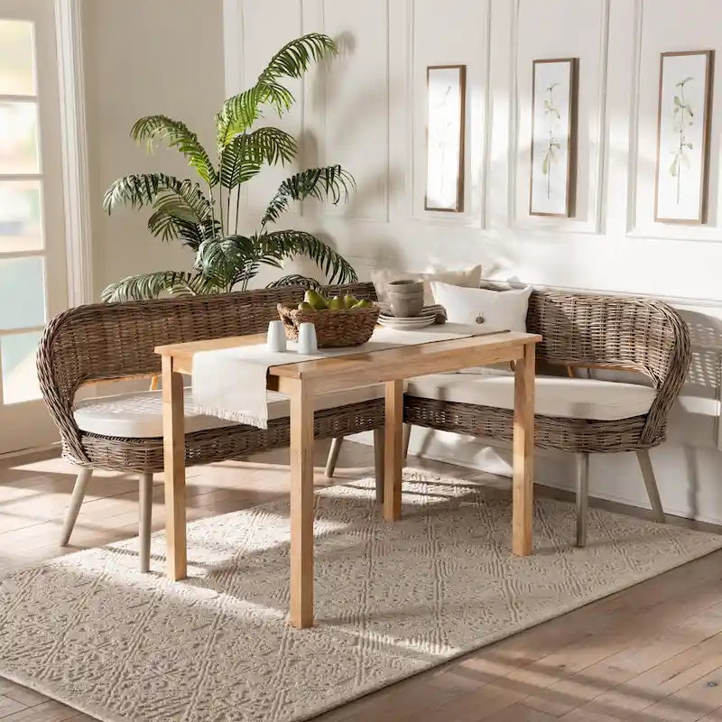Coin repas moderne bohème en rotin Kubu naturel avec banc et table en bois